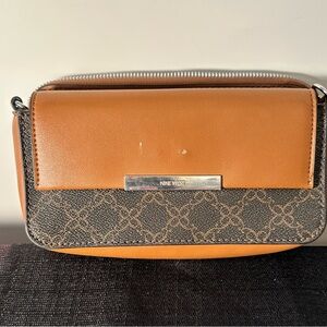 NINE WEST Rozie Slg Tech Crossbody Brown Logo-One Size